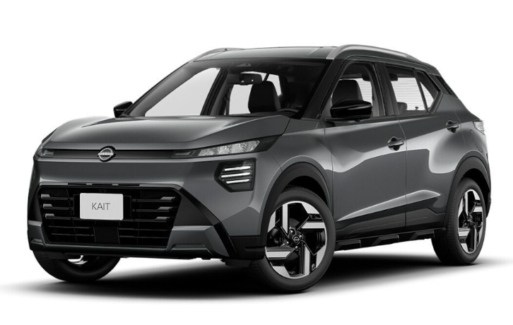 Vista frontal y lateral en ángulo de tres cuartos de un SUV Nissan Kait Sense 1.6 CVT de color gris metálico. La imagen muestra la parrilla "V-Motion" característica de Nissan, faros LED delgados, llantas de aleación con diseño geométrico bitono y rieles de techo negros. La placa delantera tiene la inscripción 'KAIT'.