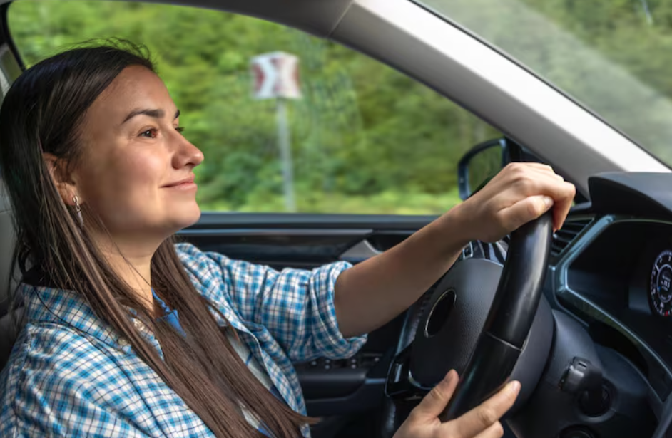 Conductora manejando tranquila y feliz por la ruta tras aprobar la VTV en Tandil con su auto de GARBAT Automotores.